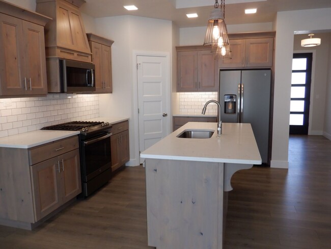 Building Photo - Move-In Bonus - 3 bedroom - 2 bath Single ...