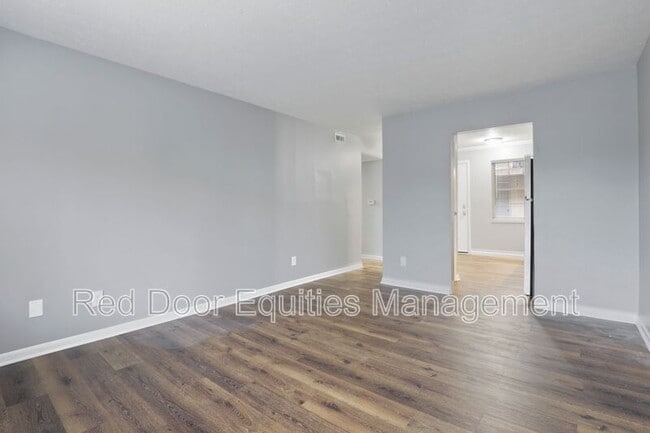 Building Photo - 123 Walnut St