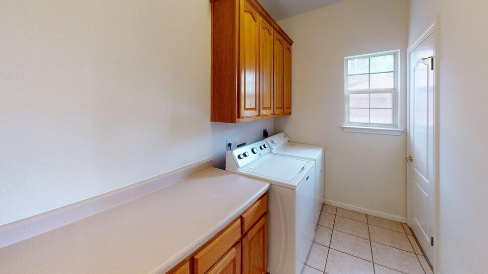 Building Photo - 403 Maple Run Dr
