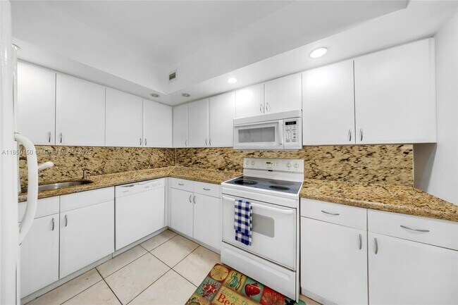 Building Photo - 5600 Collins Ave