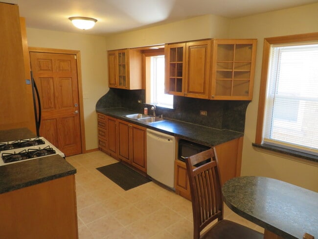 Building Photo - 6948 W Wellington Ave