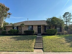 Building Photo - 1616 St James Dr