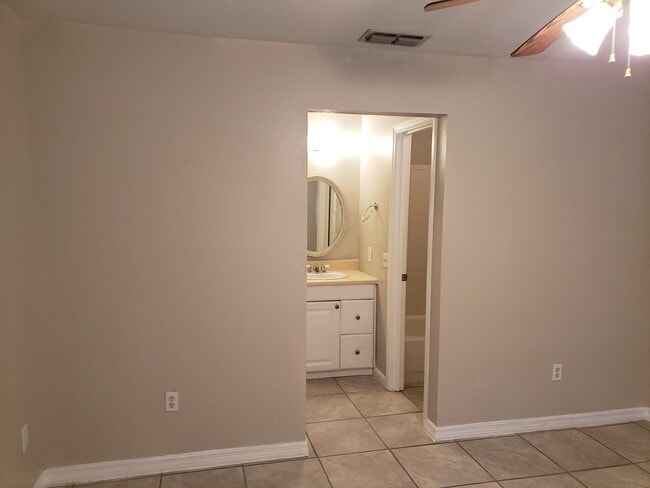 Building Photo - 3 Bed, 2 Bath, 1 Car garage.