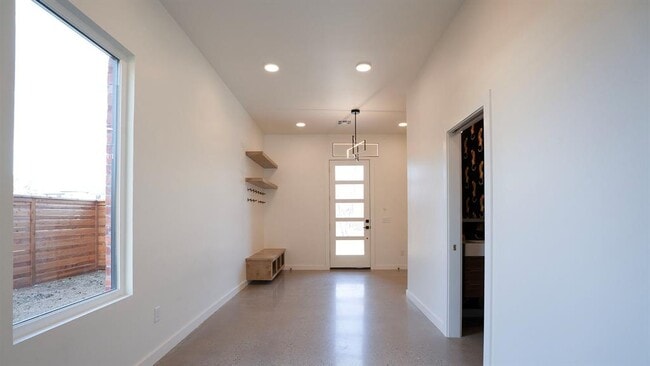 Building Photo - 605 N Idaho Ave