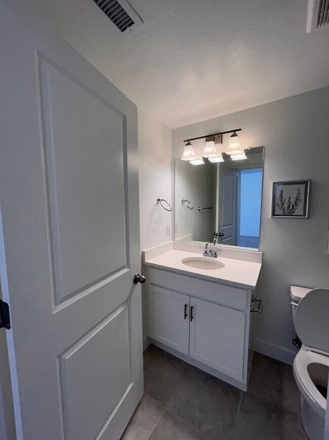 Building Photo - Spacious 3 Bedroom, 3 Bath Townhome located in Arapahoe County available for Summer Move In for t...