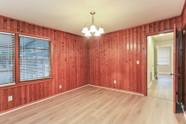 Building Photo - 3 Bedroom Center Point Home