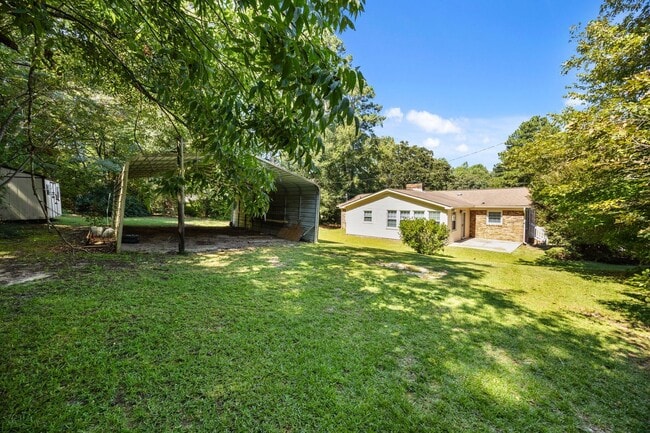 Building Photo - 3 Bed 2 Bath Just Outside Downtown Lilling...