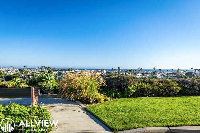 Building Photo - Fully Furnished Condo (2 Bed/2 Bath + Den) Nestled in the Coveted Newport Heights Community!