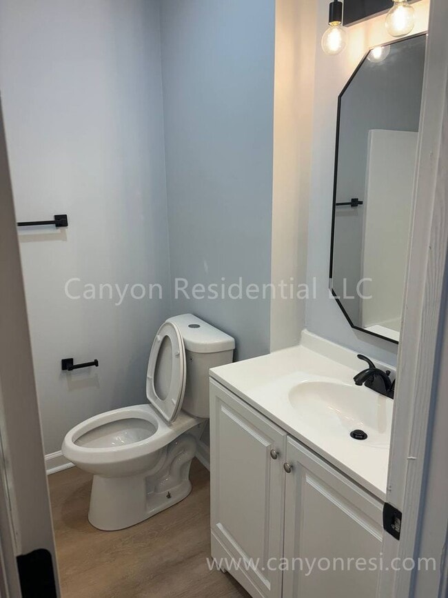 Building Photo - Stylish 3 Bed, 2 Bath Retreat: Modern Livi...