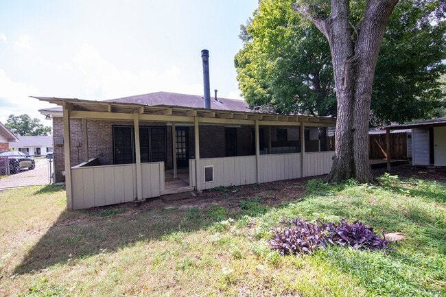 Building Photo - ** 4 bed 2 bath located in Dalraida close ...