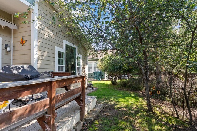 Building Photo - Reese's Retreat!!  2 BR + Den/2.5 BA White...