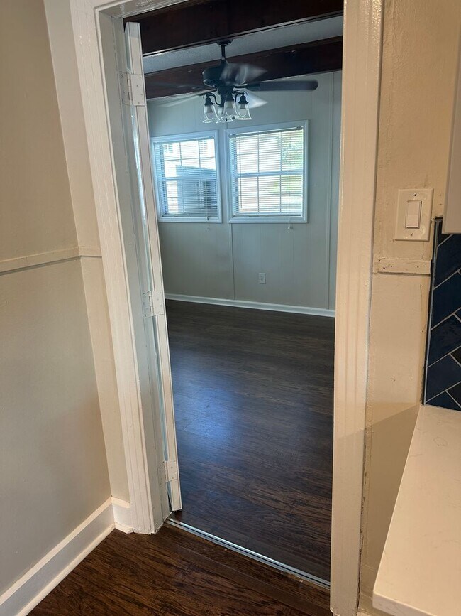 Building Photo - Large 5 Bedroom House in North Campus!