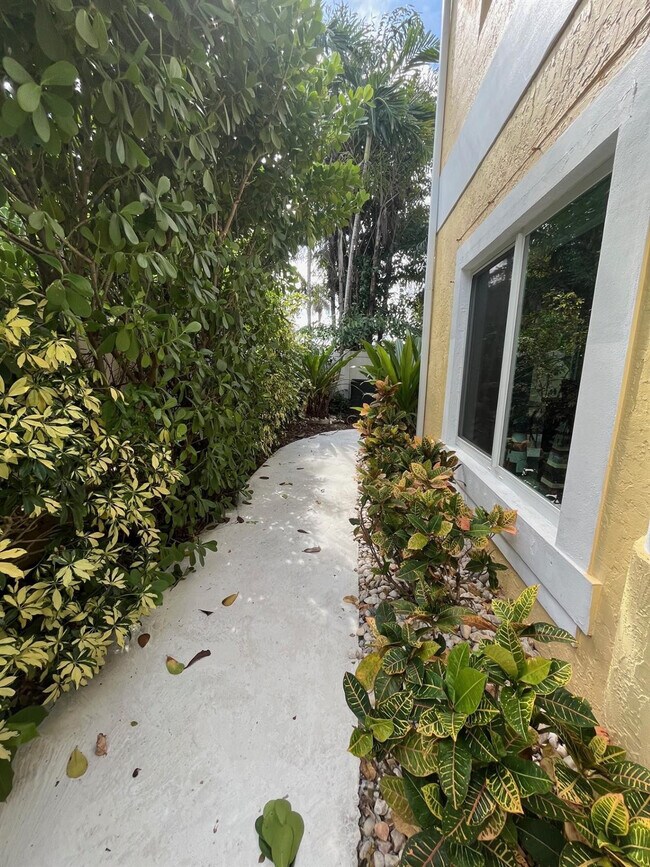 Building Photo - 1948 NE 2nd St