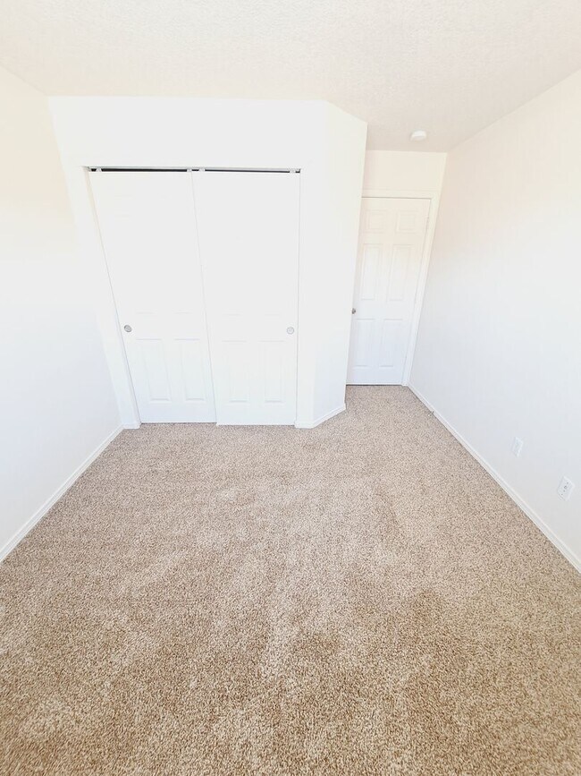 Building Photo - 3 bed 2 bath home in Huning Ranch!