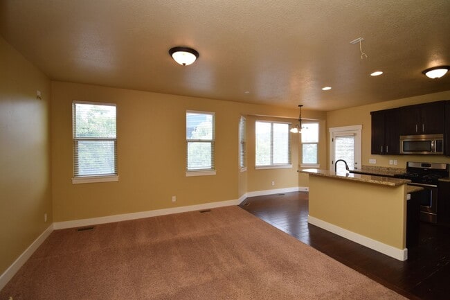 Building Photo - Great 3 Bed 2.5 Bath Townhome in Great Location!!!