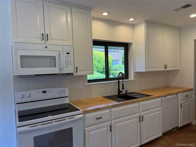 Building Photo - 15 Old Field