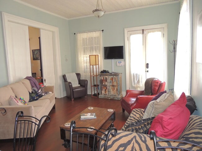 Building Photo - 1013 Touro St