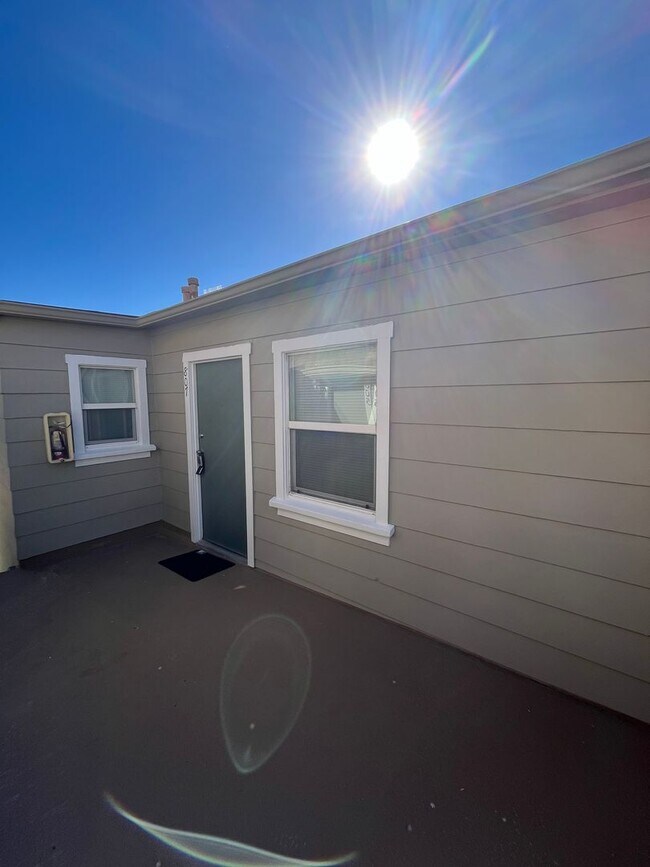 Building Photo - AVAILABLE JUNE! LIGHT AND BRIGHT STUDIO ON MISSION BLVD W/ PARKING! MISSION BEACH - $1,895/mo!