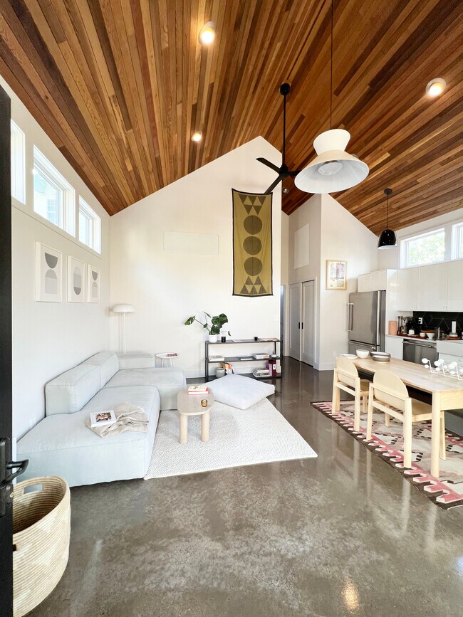 Building Photo - 5035 NE Mallory Ave