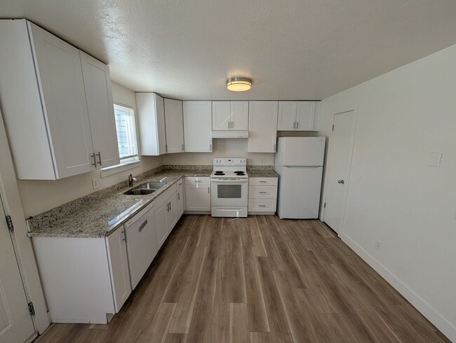 Building Photo - Twin Home with a 3-bedroom 1.5 Bath and Fenced Backyard