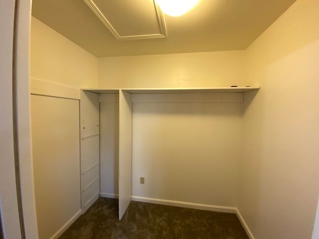 Building Photo - 4 bedroom with a 3 car garage!
