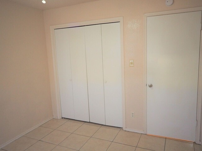 Building Photo - 1401 Hermitage Dr
