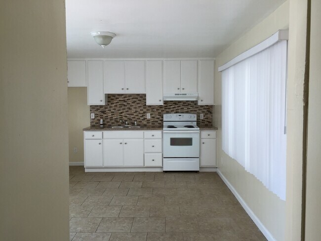 Building Photo - 2051 Cedar Ave