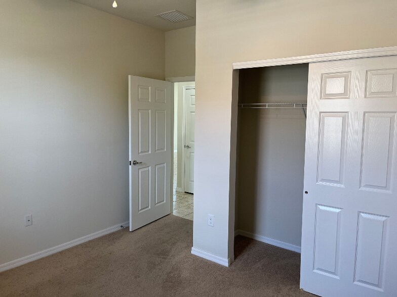 Building Photo - 250 Provence Pl
