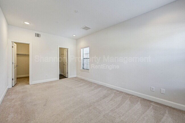 Building Photo - 744 W 24th St