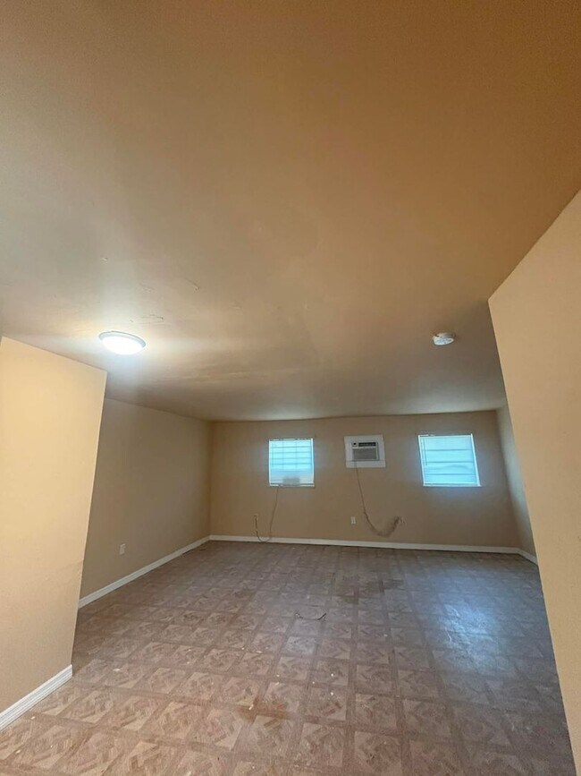 Building Photo - 221/223/225/227 Maria Street