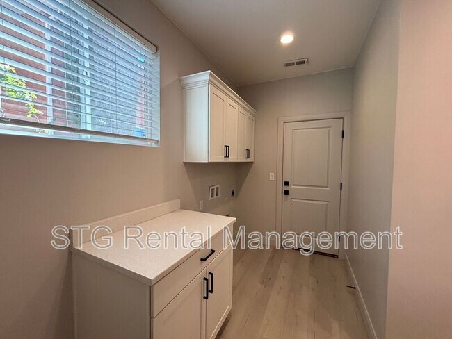 Building Photo - 840 Twin Lakes Dr