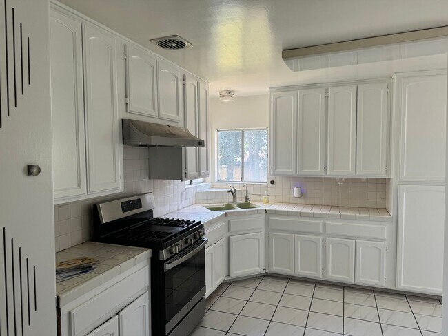 Building Photo - Alhambra 3 bedrooms, 2 baths single house