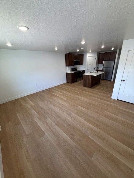 Building Photo - 950 Valentine Ln