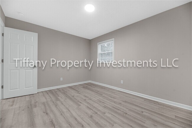 Building Photo - 2331 Woodleaf Dr