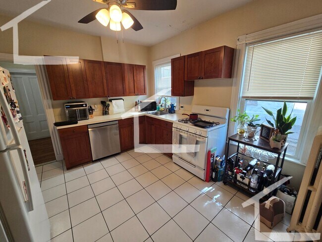 Building Photo - 52 Falkland St