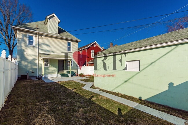 Building Photo - 158 Dakota Ave