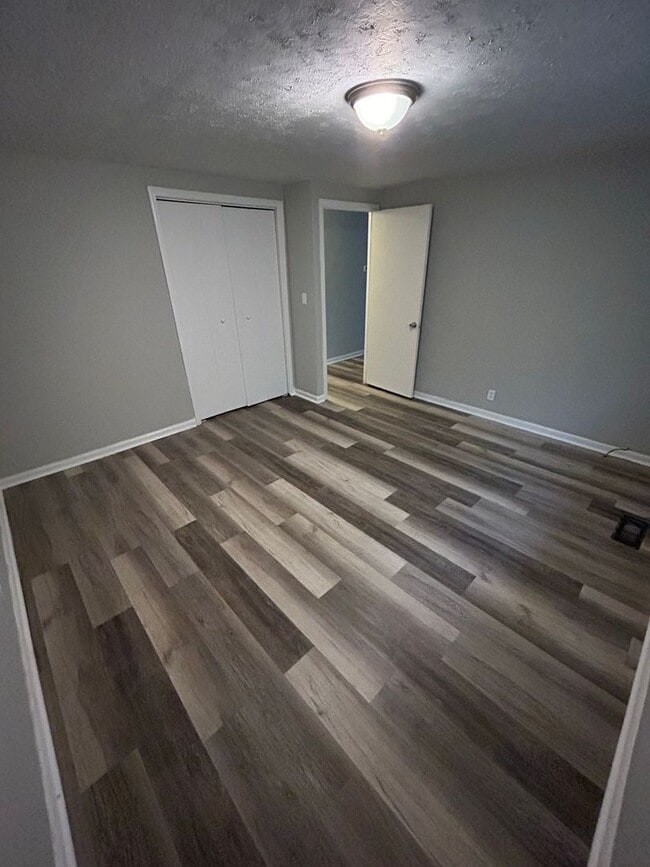 Building Photo - 2 Bedroom/1 Bathroom Carrollton Apartment ...