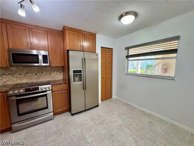 Building Photo - 661 Squire Cir