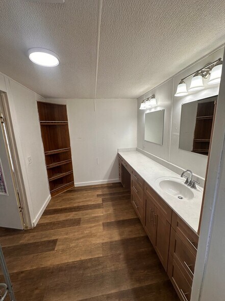 Building Photo - 7555 R H Rd