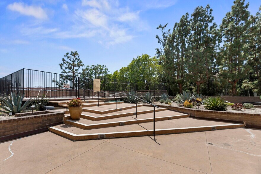 Building Photo - 321 S San Vicente Blvd