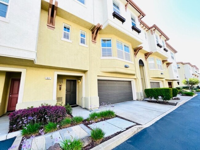 Building Photo - Beautiful 3BD/2.5BA Tri-Level Gallery Walk...