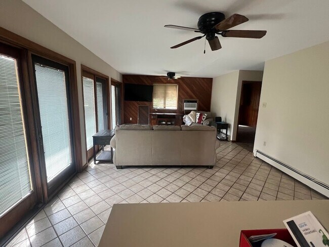 Building Photo - 3 Bedroom Home on 3 Acres