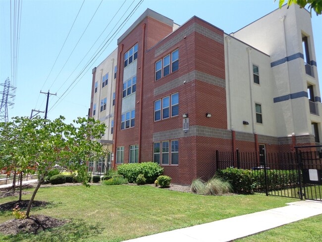 Building Photo - 703 N San Marcos