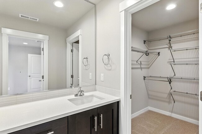 Building Photo - Brand New Townhome in Pleasant Valley Vill...