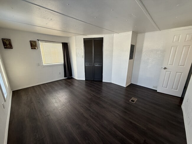 Building Photo - 3189 Eastview Rd