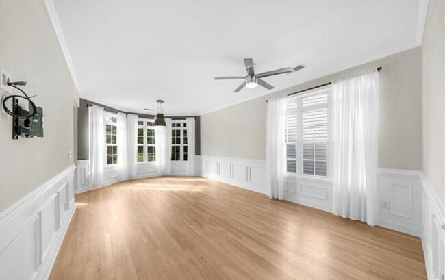 Building Photo - 164 Greenview Dr