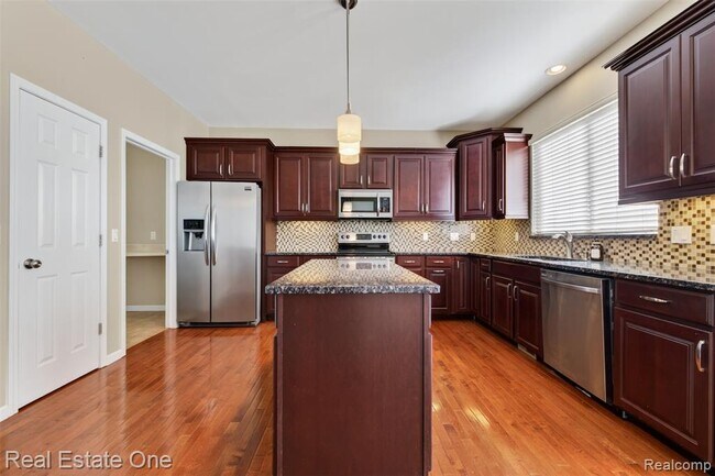 Building Photo - 699 Bay Pointe Dr