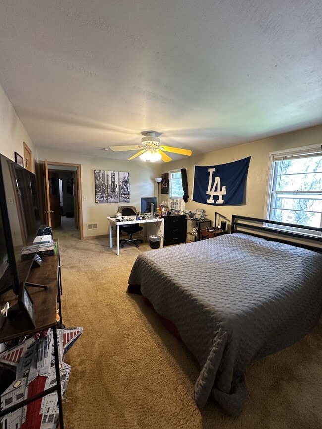 Building Photo - 4 Bed 2 Bath close to UWEC and downtown! A...