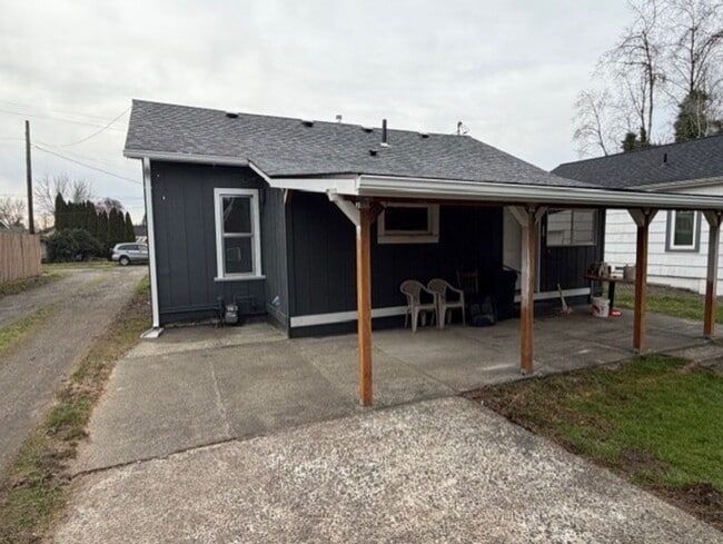 Building Photo - Stylish & Updated 2-Bedroom Home