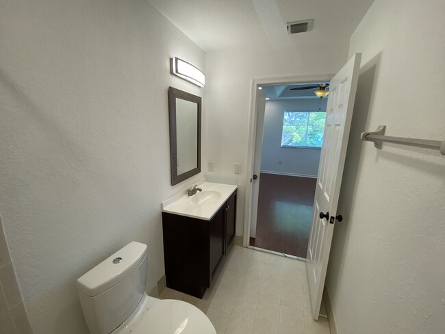 Mast bedroom bathroom: spacious private bathroom with full tub - 2451 SE 14th Ave